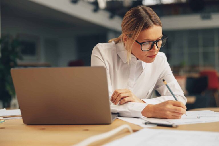 Dobieranie słów kluczowych dopasowanych do strategii SEO