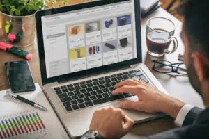 Analiza i pozycjonowanie produktów w sklepie internetowym na ekranie laptopa.