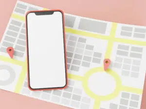 Smartphone na tle mapy z rozkładem ulic.