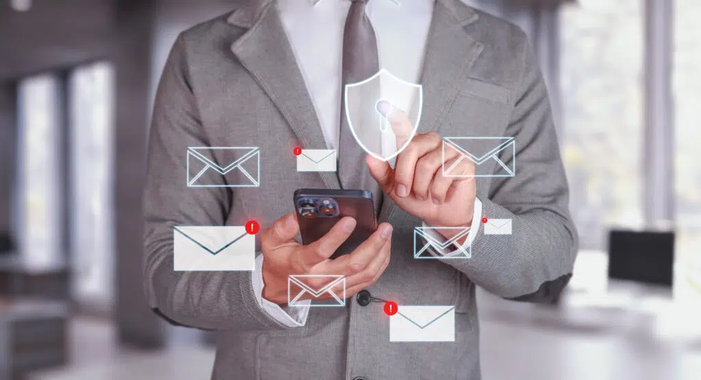 Symbolika ochrony i zabezpieczania poczty e-mail na smartfonie.